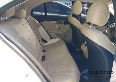 2016 Mercedes-Benz C 300 Luxury/Sport z USA, uszkodzony, nr VIN 55SWF4JB1GU116852